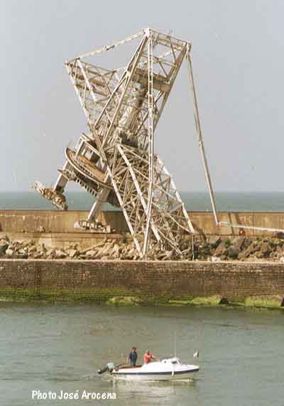 oupss aiee  (ancienne grue de la digue de l embouchure)